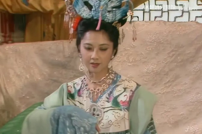 美人肩长什么样_古装剧溜肩美_直角肩造型违和感