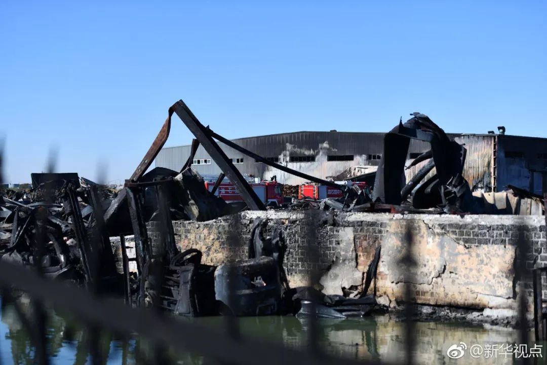 天津仓储物流公司火灾现场_天津滨海新区润滑油仓库火灾_润滑油是易燃品吗