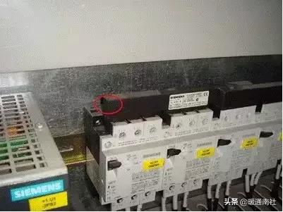 电气柜布局规范_小母线端子_电气元件安装要求