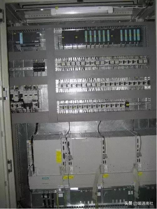 电气柜布局规范_小母线端子_电气元件安装要求