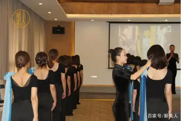 美人肩形态图解_练出直角肩方法_直角肩仪态训练