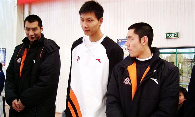 薛玉洋cba摘牌_2003年NBA选秀 薛玉洋 中国篮协不放走球员真相 薛玉洋NBA顺位交易内幕